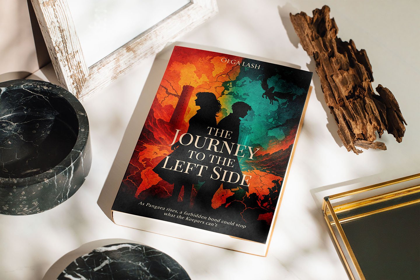 libro en escritorio blanco